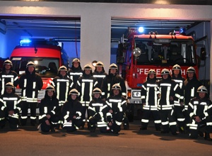 Neue Teamkleidung für die Feuerwehr Altenhundem