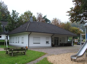 Neue Tische + Stühle für das Dorfgemeinschaftshaus in Repe
