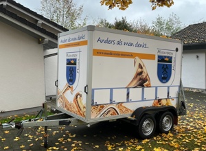 Raus aus dem Regen unters Carport: Unser Anhänger soll trocken stehen