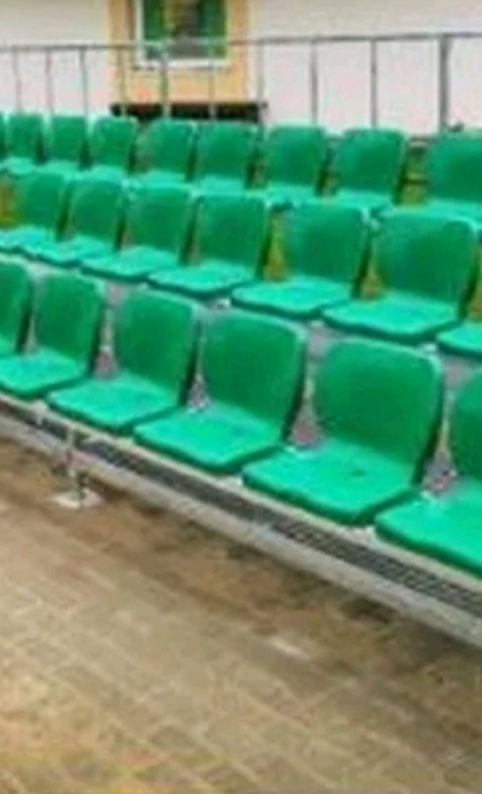 Eine Zuschauertribüne für unseren Kunstrasenplatz
