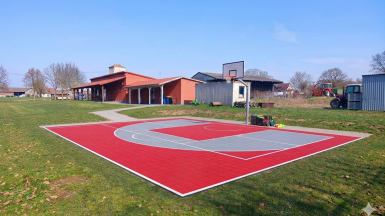 Multisportplatz mit 3x3 Basketball und Pickleball-Feld