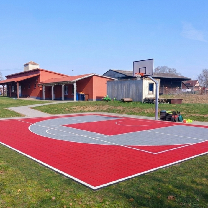 Multisportplatz mit 3x3 Basketball und Pickleball-Feld