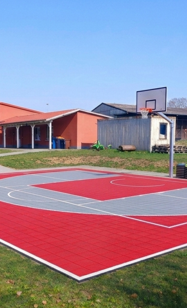 Multisportplatz mit 3x3 Basketball und Pickleball-Feld