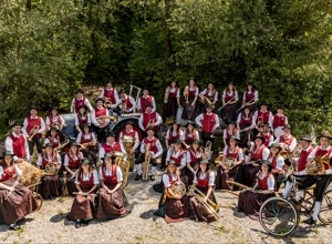 Neue Trachtentücher für den Musikverein Jengen