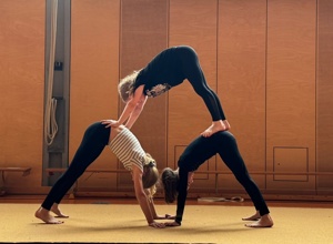 Bodenturnmatte und Trapez für das Kinderturnen und die Kinderakrobatik