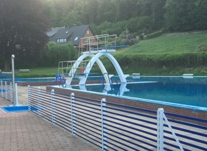Neues Sprungbrett für das Freibad Laßbruch