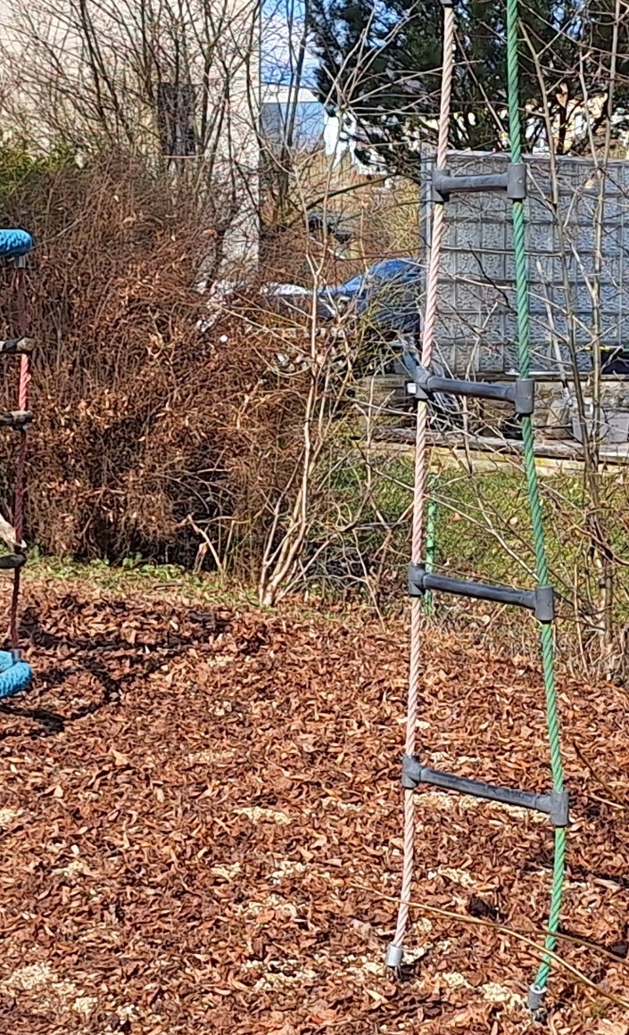 Neues Klettergerüst für die Auferstehungskita