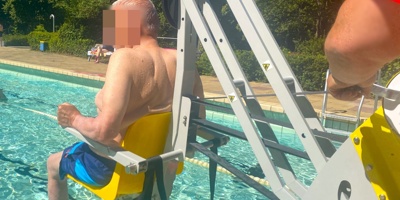 Teilhabe am Schwimmen: Lifter am Schwimmbadbecken für Rollstuhlfahrer