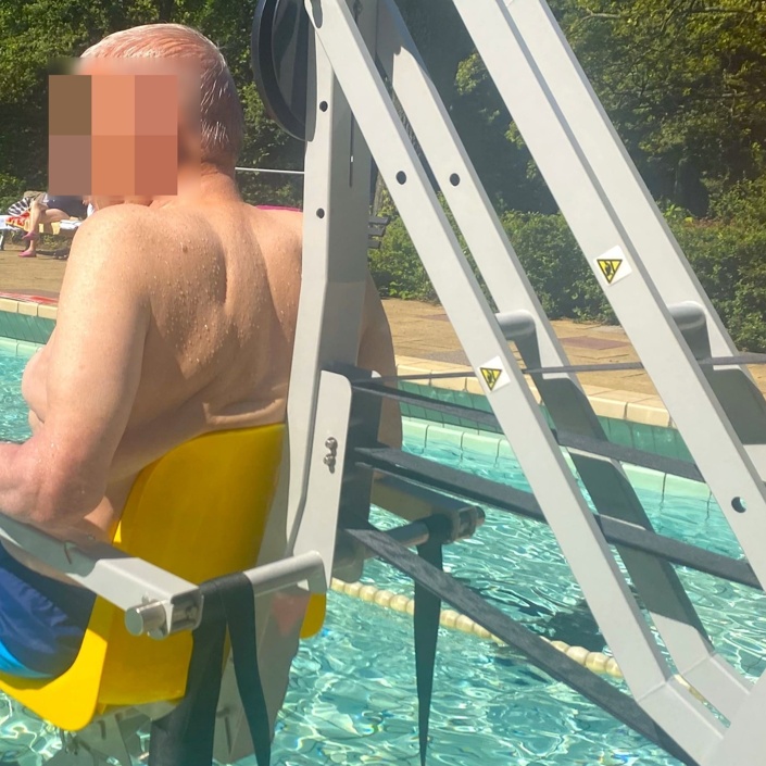 Teilhabe am Schwimmen: Lifter am Schwimmbadbecken für Rollstuhlfahrer