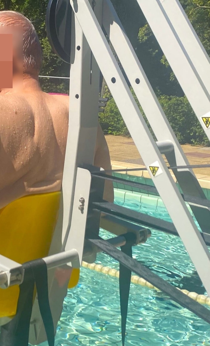 Teilhabe am Schwimmen: Lifter am Schwimmbadbecken für Rollstuhlfahrer