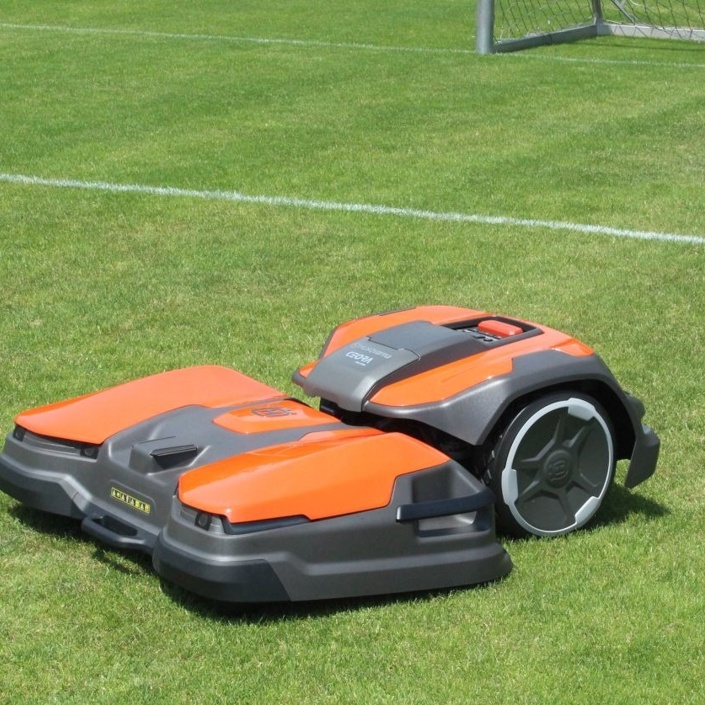 Mähroboter inkl. Installation und Steckersolarmodul für den Sportplatz