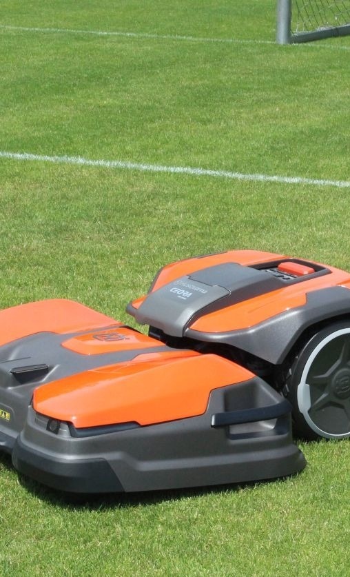 Mähroboter inkl. Installation und Steckersolarmodul für den Sportplatz