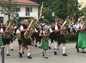 Dirndl & Westen für die Scheebrunner Jungbläser