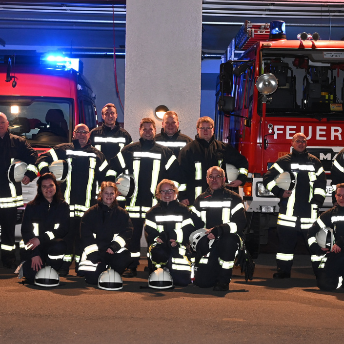 Neue Teamkleidung für die Feuerwehr Altenhundem