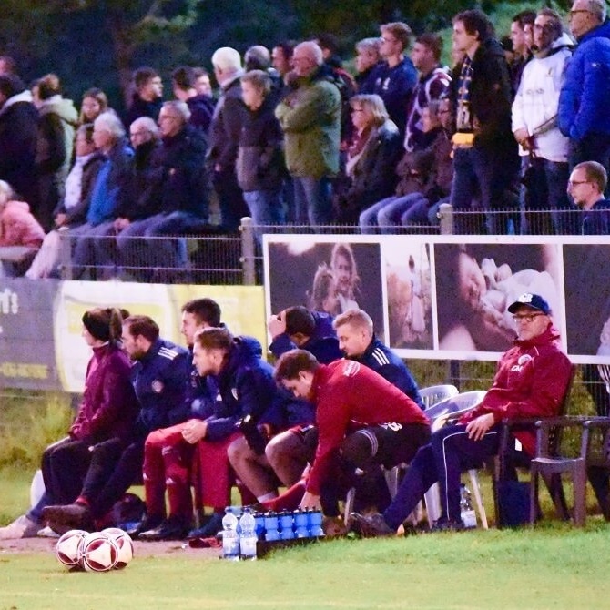 Überdachte Spielerbänke Kasel