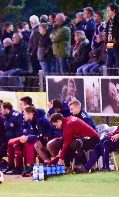 Überdachte Spielerbänke Kasel