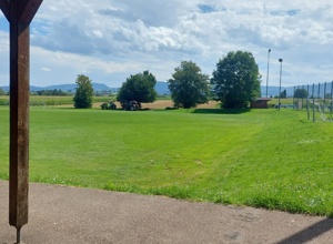 Mähroboter und Rasentraktor für die Sportanlage am Baronenwald