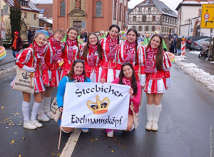 Neue Gardekleider für den Faschingsverein "Steebicher Edelmannsköpf"
