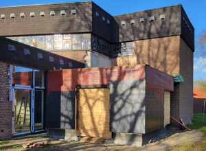 Tisch und Stühle für den Kleingruppenraum in der umgebauten Kirche