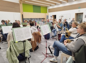 Neue Notenständer für die Musiker der Musikkapelle Gebrazhofen