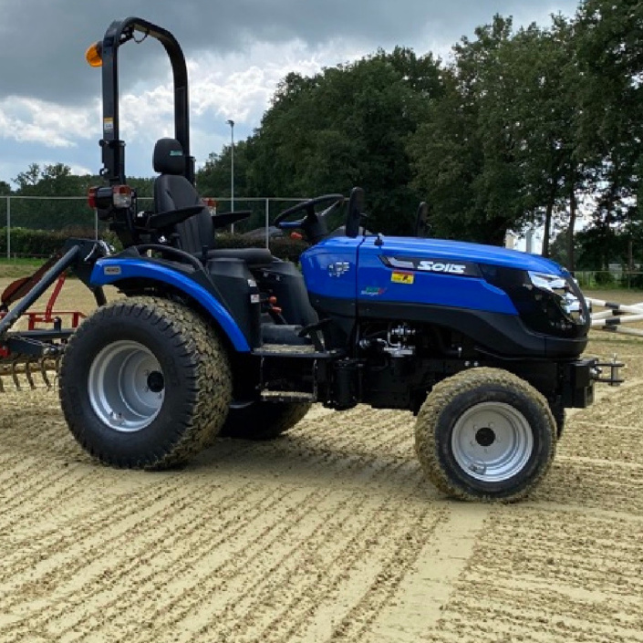 Erster Reitplatztrecker und -planer