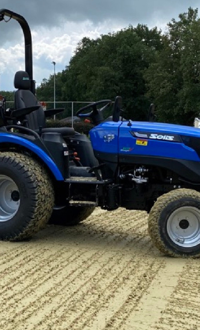 Erster Reitplatztrecker und -planer