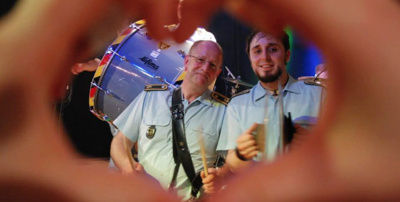 Neue Uniformhemden für den Musikverein Albaum