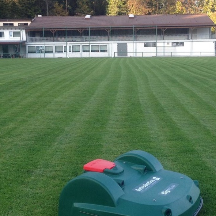 Rasenmähroboter für unseren Sportplatz