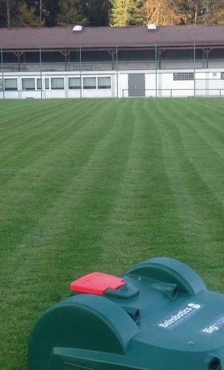 Rasenmähroboter für unseren Sportplatz