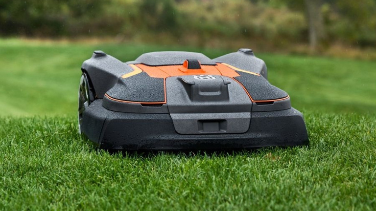 Mähroboter für den Fußballplatz