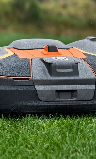 Mähroboter für den Fußballplatz