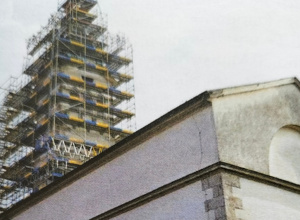 Zwei Turmuhren am Turm von St. Josef in Rottenbauer