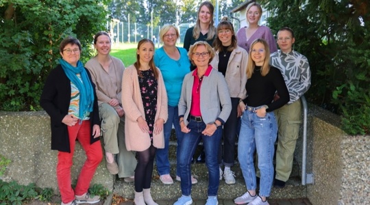 Partnerbild - Schulleitung Frau Hanek und das gesamte Kollegium
