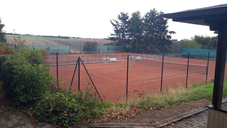 Umweltfreundliche Sanierung von 2 Tennisplätzen inkl. Flutlichtanlage